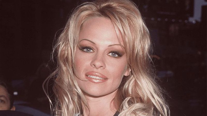 phong cách trang điểm những năm 90 của Pamela Anderson