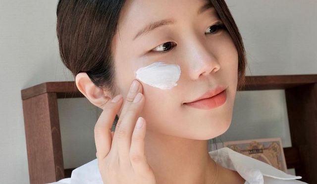 Trình tự bôi kem chống nắng trong quy trình makeup 